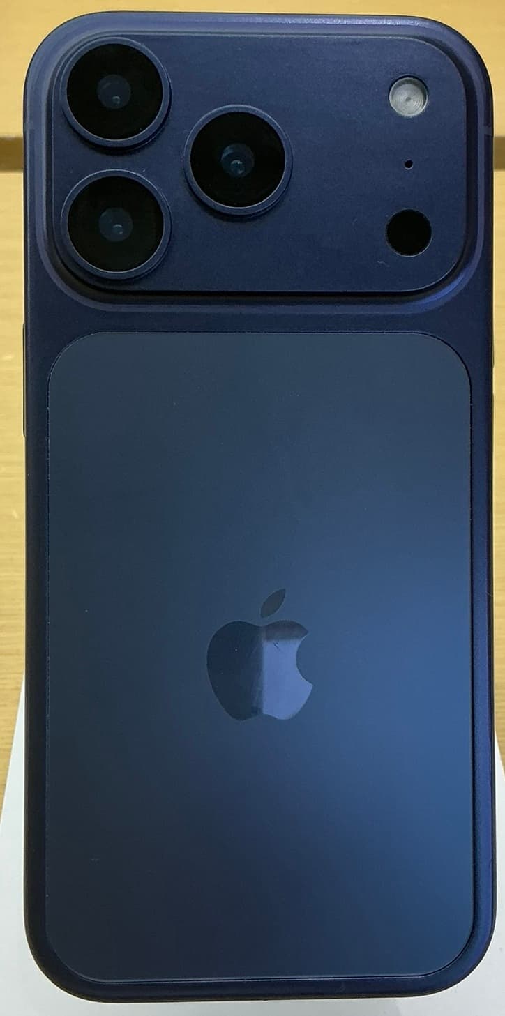 iPhone 17 Pro màu xanh đậm, mặt lưng